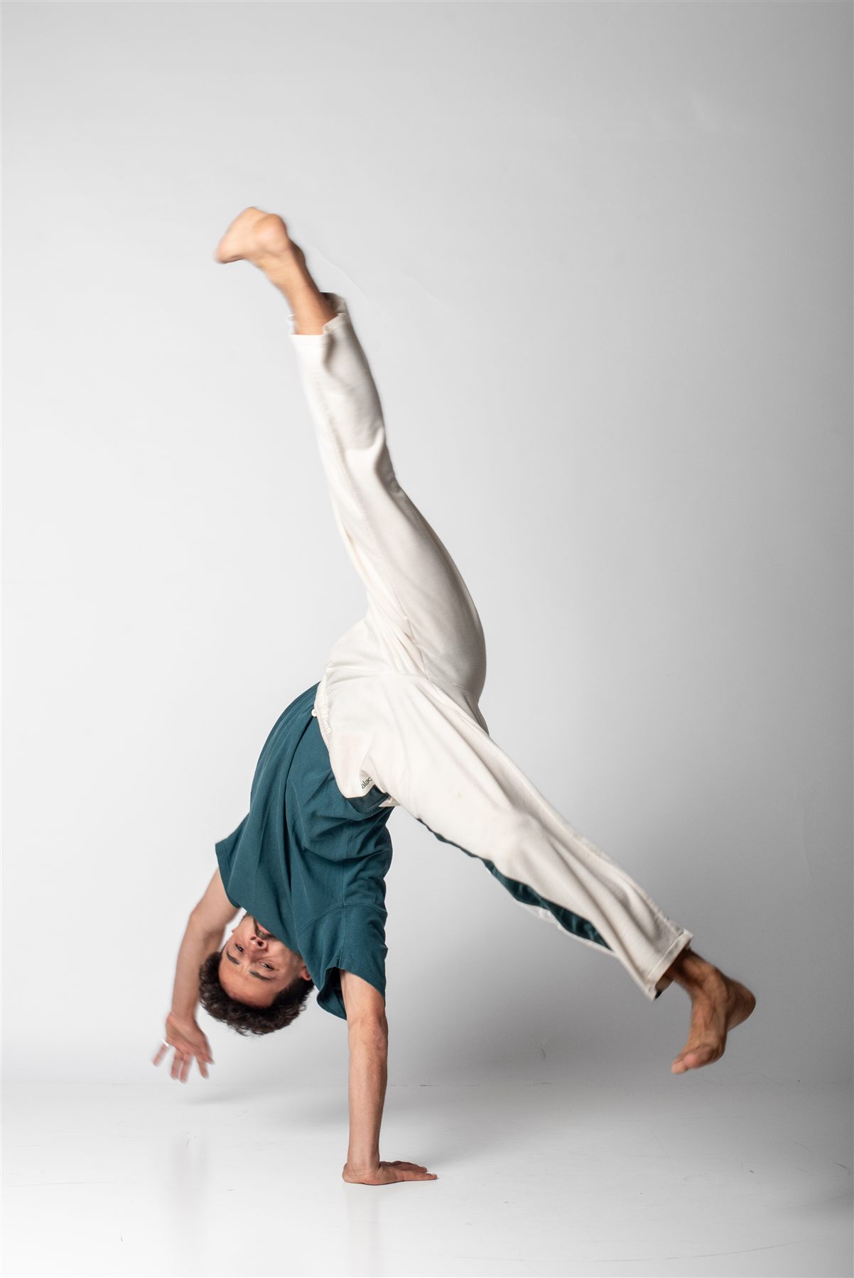 Juan Jes&uacute;s Guiraldi — Movimiento Constante & Acrobatic Disposition
